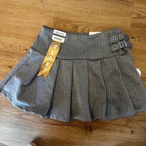 Women’s NWT MINI SKIRT Size S Tennis Drop Pleated raw hem Edge Pinstripe buckles
